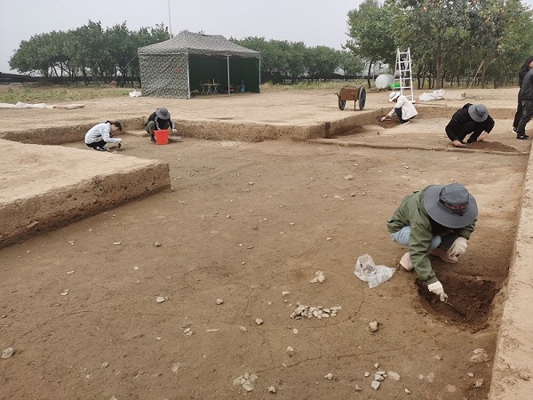 Archaeological work on the fourth excavation at the Yangshao village site