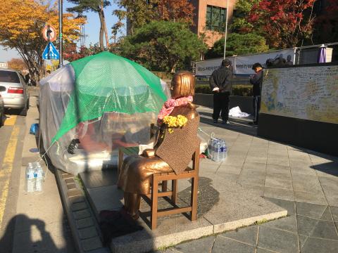 Volunteer group's tent next to statue (H K Lee, Nov 2018)