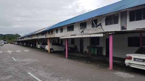 A modern concrete and brick longhouse near Matang Wildlife Centre (Kutching), Borneo (Photo M.L.S. Sørensen)